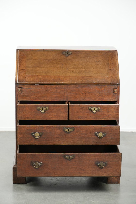 Image 1 of Elegante scrivania antica inglese in rovere del XVIII secolo.