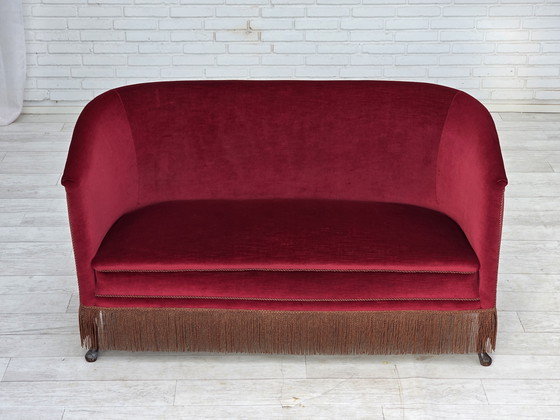 Image 1 of Sofá danés de dos plazas, años 60, terciopelo rojo, patas de madera de fresno.