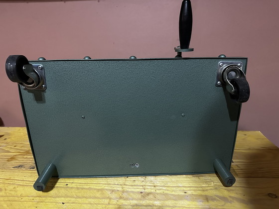 Image 1 of Zeldzame mechanische displaystandaard van Jean Paul Gaultier Parfums – Le Male Classique