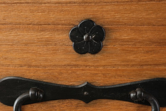 Image 1 of Antieke Japanse kist met vlindervormige 蝶 (chô)-sluitingen.