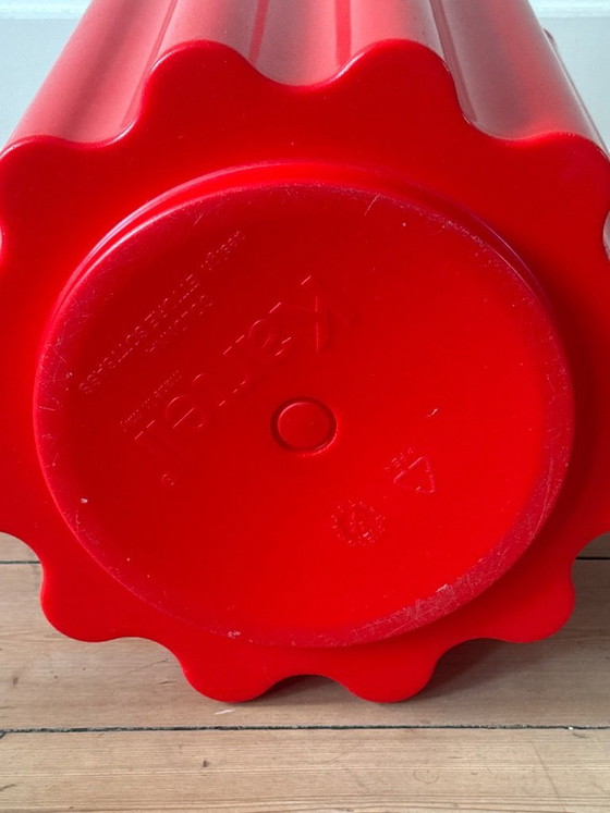 Image 1 of Ettore Sottsass voor Kartell Colonna Kruk (2020) (Golvend) Rood Gegoten Plastic Italiaans Design