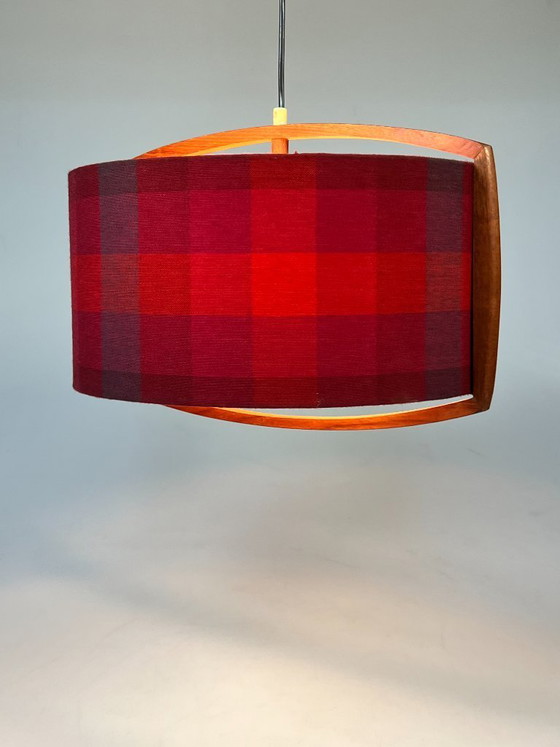 Image 1 of Lampada a sospensione vintage in teak con paralume a quadri rossi, Scandinavia anni '60
