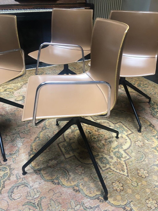 4 Arper Catifa 53 designstoelen in bruin leer