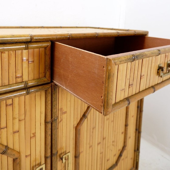 Image 1 of Commode en bambou à 2 portes et 2 tiroirs - poignées en laiton, vers 1960