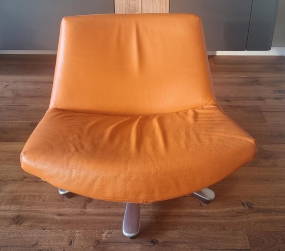 Poltrona girevole in pelle Dyyk Coco arancione – Poltrone (photo 2 of 3)