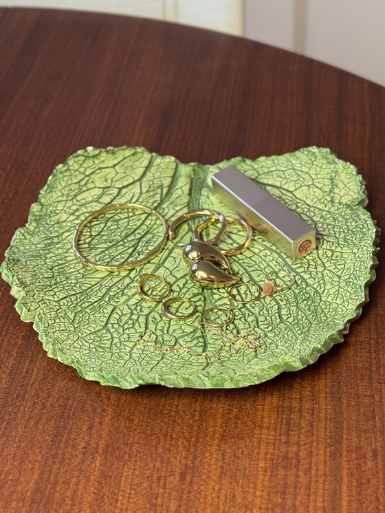 Image 1 of Handgefertigter Keramikteller/Schale – organische Form in Kohlblattgrün