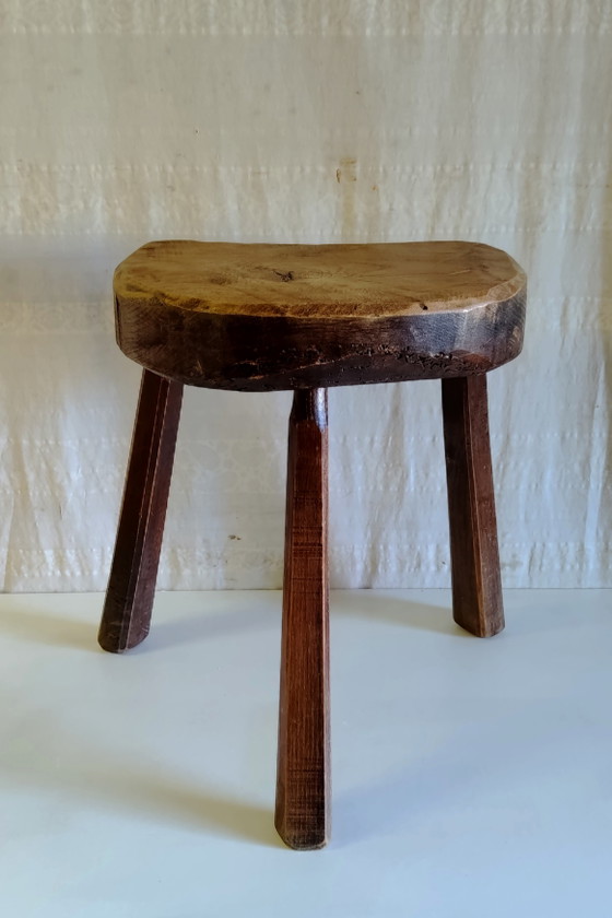 Dreibeiniger Hocker aus Massivholz - Mitte 20. Jh. – Wood (photo 6 of 8)