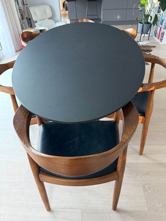 Image 1 of Ovaler Designtisch