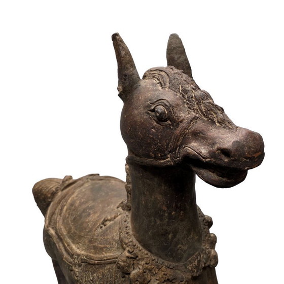 Image 1 of Caballo de terracota antiguo procedente de un templo de la India.