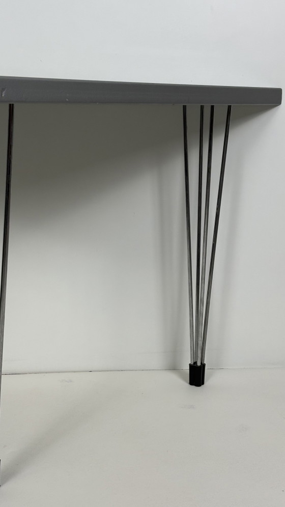 Image 1 of Table d'angle/d'appoint Pin Age grise, design danois, Arne Jacobsen