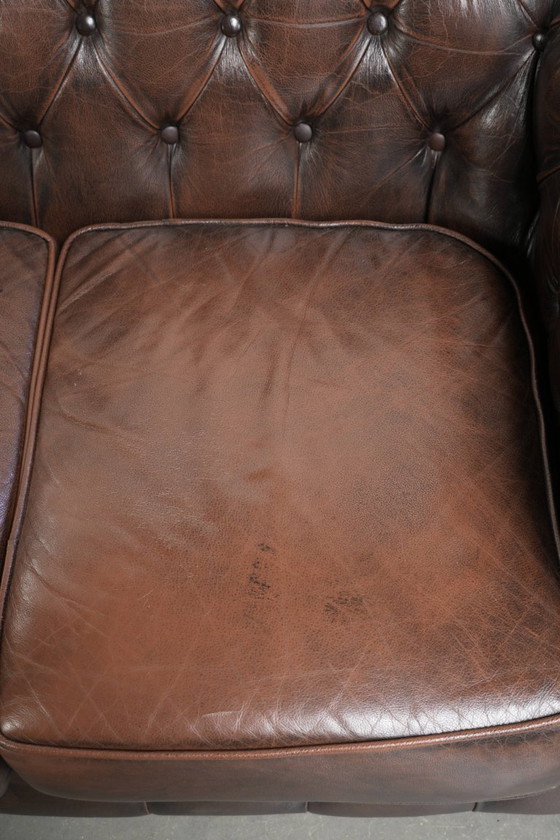Image 1 of Sofá Chesterfield de 3 plazas de piel de vaca marrón, de estilo inglés, con hermosos detalles.