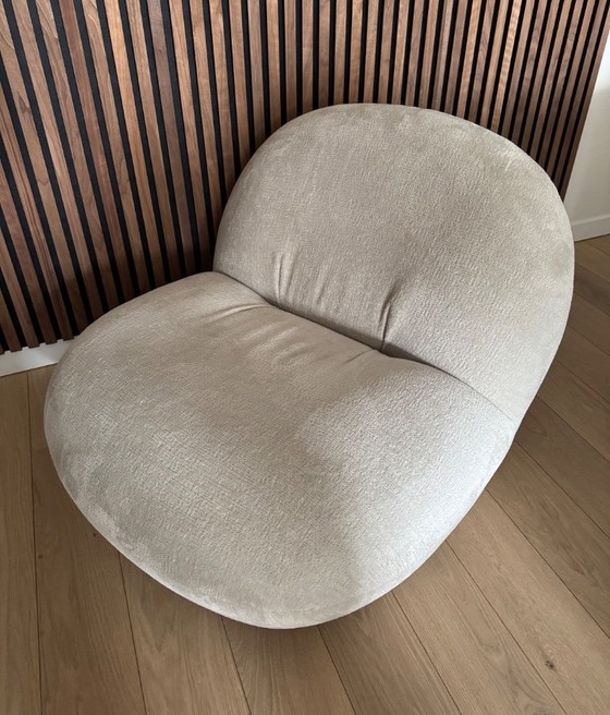 Gubi Pacha Fauteuil in Luxe Chenille Stof – Textile (photo 4 of 8)