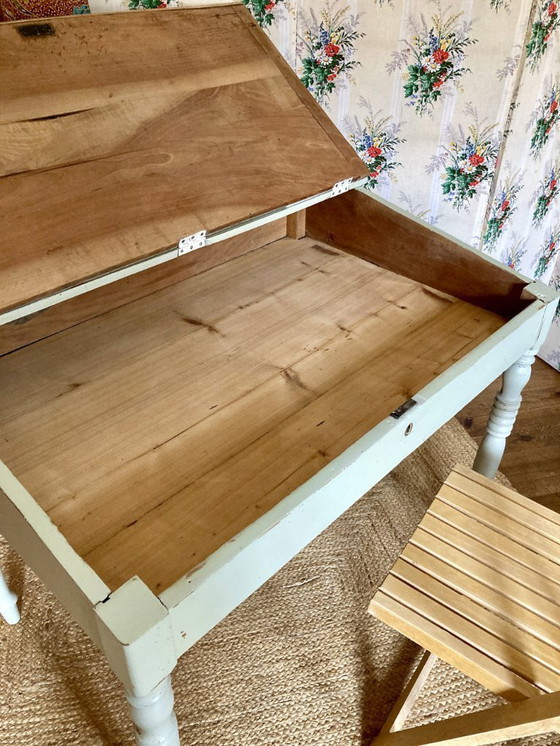 Image 1 of Escritorio antiguo de madera con frente inclinado, frente abatible y patas torneadas