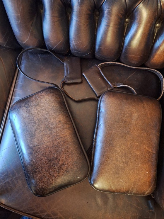 Image 1 of Divano Chesterfield a 3 posti in pelle color castagna