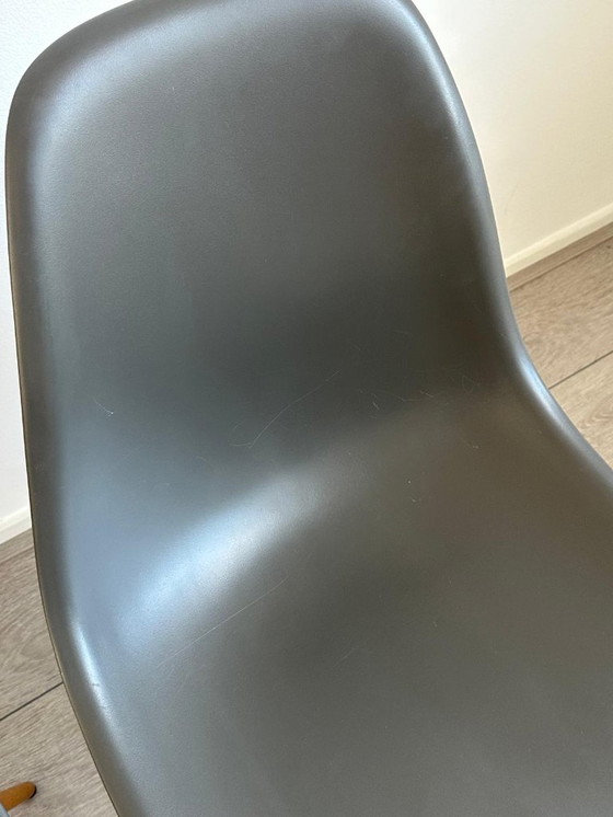 Image 1 of Juego de 4 sillas auxiliares Vitra Eames color gris oscuro