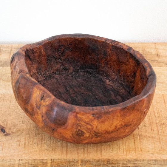 Image 1 of Cuenco rústico de madera tallado a mano con nudos procedentes de un tronco de árbol ahuecado.