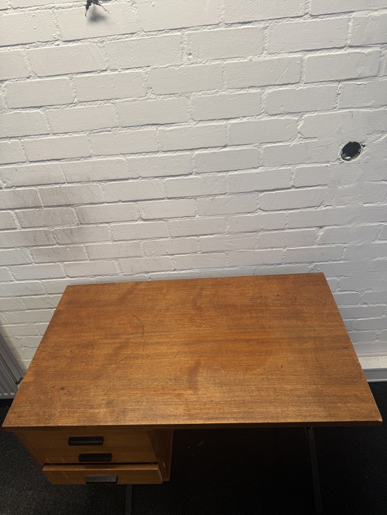 Image 1 of Bureau vintage design milieu du siècle, placage teck années 1960
