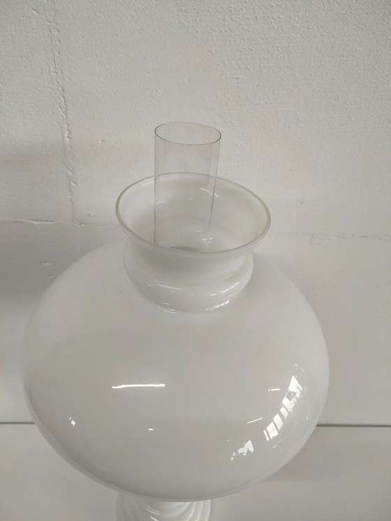 Lampe à huile antique vintage en verre opale (convertie) grande, Métal, Blanc, Klassiek (photo 8 sur 13)