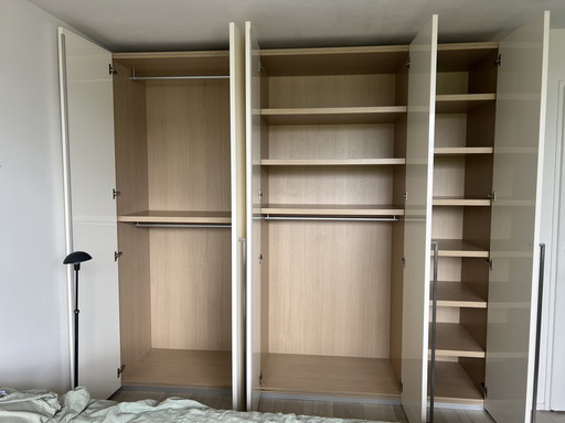 Poliform high gloss closet with wenge intermediate element
