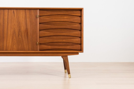 Image 1 of Credenza scandinava in teak, stile Mid-Century Modern, di Sven Andersen, del 1960.