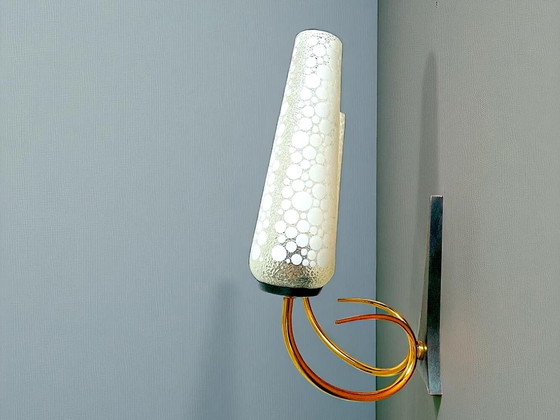 Image 1 of Applique da parete in ottone Mid-Centur Modern con paralumi conici in vetro smerigliato, anni '50, set di 2