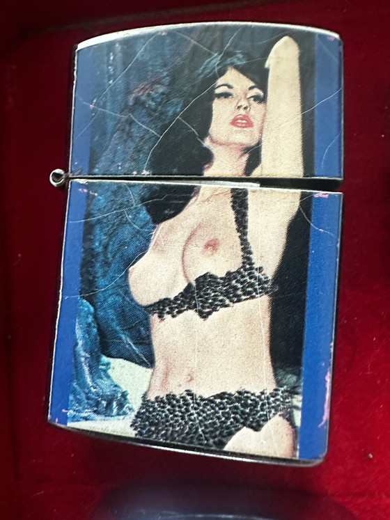 Image 1 of 9 vintage, stormbestendige benzineaanstekers met reclame-uitingen, gemaakt in de VS en Japan, waaronder 1 Zippo.