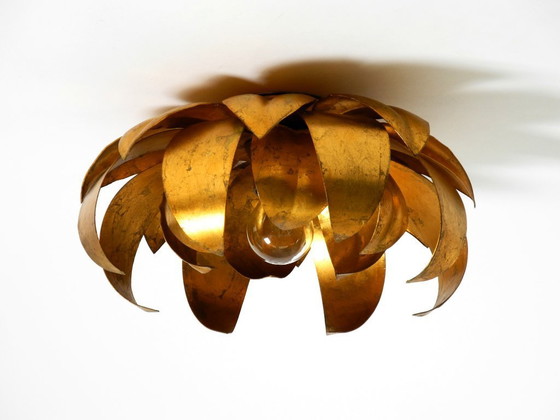 Image 1 of Magnifique applique murale ou plafonnier floral plaqué or des années 1970, orné de grandes feuilles et de style Régence.