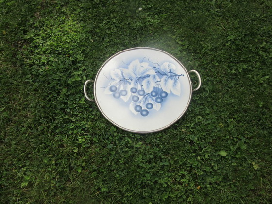 Image 1 of Vassoio rotondo vintage in ceramica e metallo, probabilmente di produzione olandese.