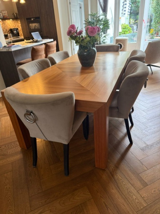 Massiver Holzesstisch, Maßanfertigung Vonder, mit 6 Luxusstühlen – Esszimmergarnitur, Metal, Velvet (photo 3 of 5)