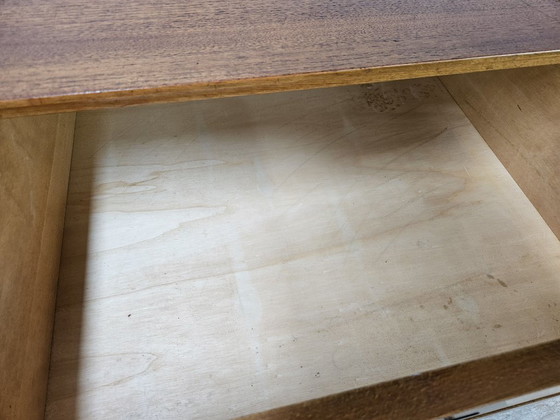 Image 1 of Notenhouten ladekast uit de jaren 60 met details van ijzer en messing.