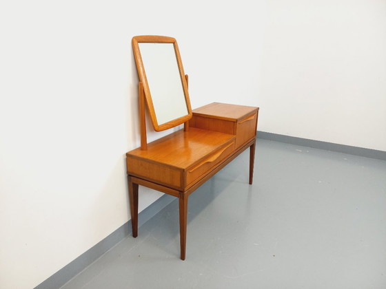 Image 1 of Kleine vintage Scandinavische teakhouten kaptafel met spiegel uit de jaren 60