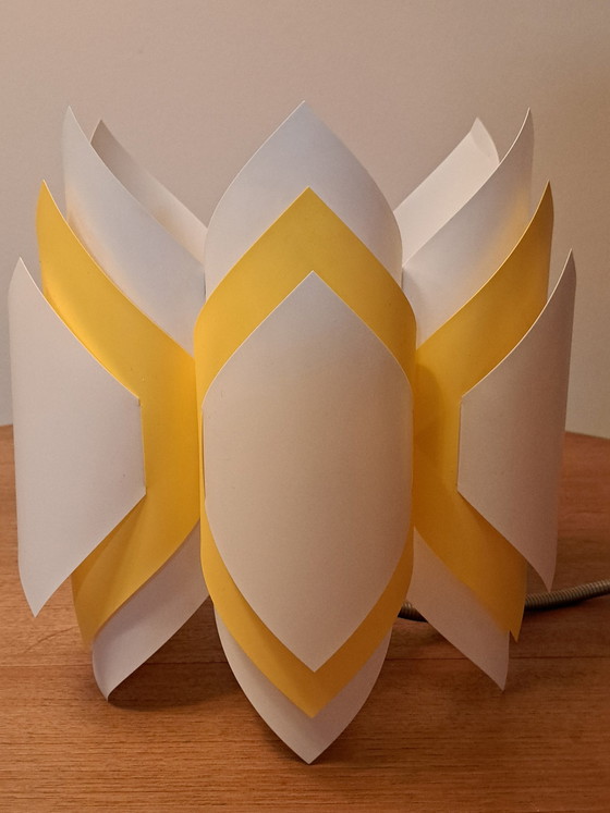 Image 1 of Lampada a sospensione vintage in plastica – Stile Mid-Century – Bianco/Giallo – 34 cm di altezza, 30 cm Ø