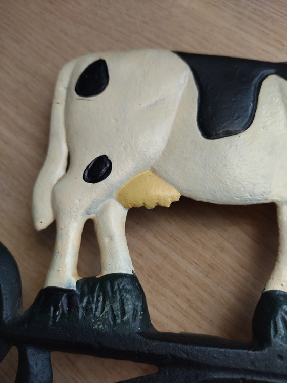 Image 1 of Paire d’équerres vintage en fonte à motif vaches – 