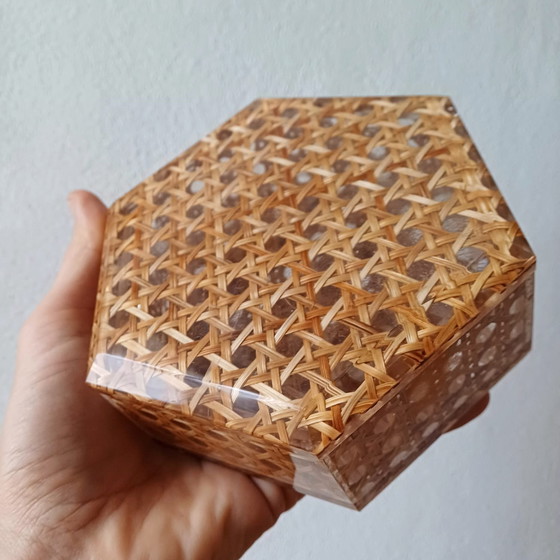 Image 1 of Lucite- und Rattanbox