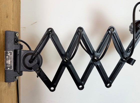 Image 1 of Lámpara de pared industrial de tijera esmaltada en negro, años 50