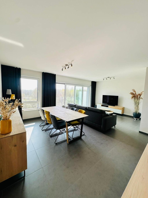 Ensemble XOOON Darwin : buffet, meuble TV, table et chaises, table basse, table à manger et fauteuil.