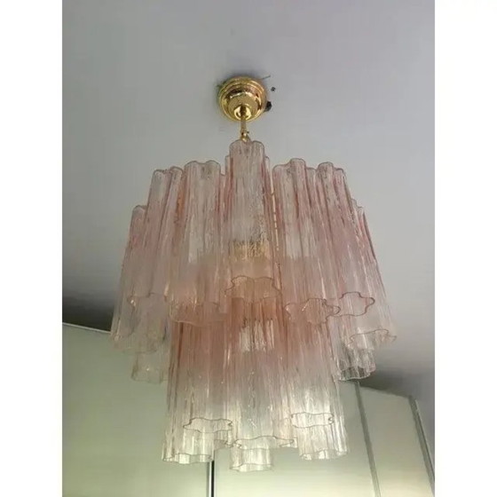 Image 1 of Coppia di lussuosi lampadari Tronchi in vetro di Murano rosa con struttura in metallo placcato oro 24 carati.
