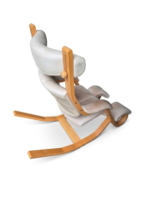 Stokke Varier Gravity by Peter Opsvik - Design Classic - Ergonomic Rocking Chair – Armchairs, Wood, Leather (photo 2 of 5)