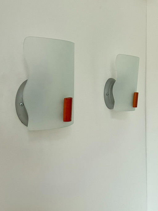 Par de apliques de pared vintage de cristal arenado y madera, Francia, 1970. – wandlampen, Glass