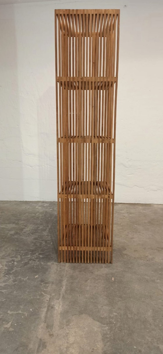 Image 1 of Bibliothèque en bois à lattes