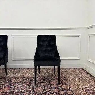 Set van zwart gestoffeerde Chesterfield stoelen, Eetkamerstoelen (foto 5 van 12)