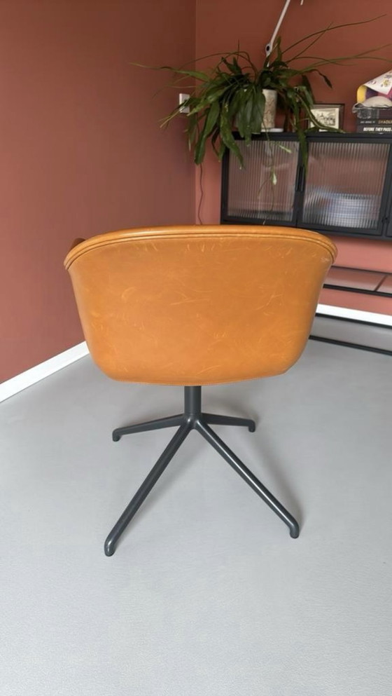 Image 1 of Sedia da pranzo con braccioli in pelle Muuto Fiber. Base girevole
