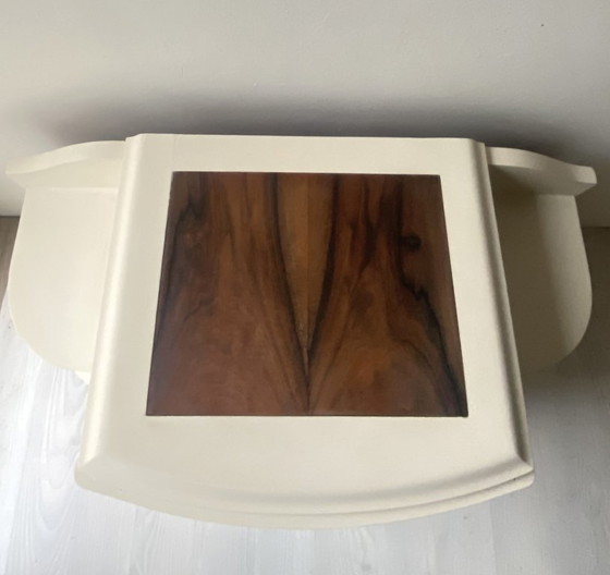 Image 1 of Mesita de noche Art Déco: profundo contraste entre la madera de nogal y la pintura color crema.