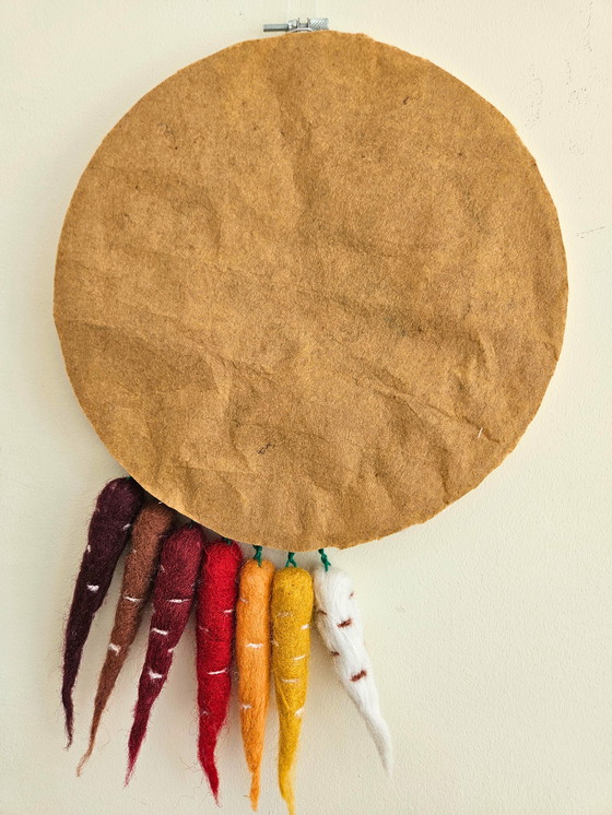 Image 1 of Art mural de la carotte brodée à la main - Cercle de laine et de fil (27 cm)
