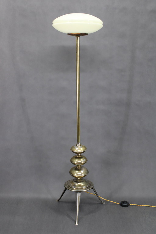 Lampadaire restauré des années 1940 en finition laiton avec abat-jour en verre Lampadaire restauré des années 1940 en finition l