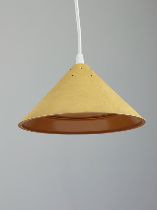 Lámpara colgante amarilla, de baquelita, con acabado arrugado y florón original, de la década de 1950.