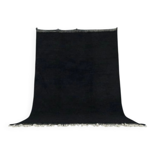 Eenvoudig zwart handgemaakt wollen vloerkleed 250cm x 150cm