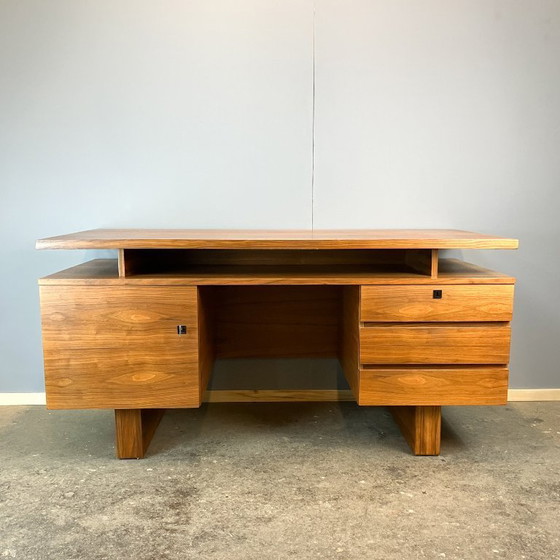 Image 1 of Bureau uit het midden van de 20e eeuw in Bauhaus-stijl, walnoothout, jaren 60.
