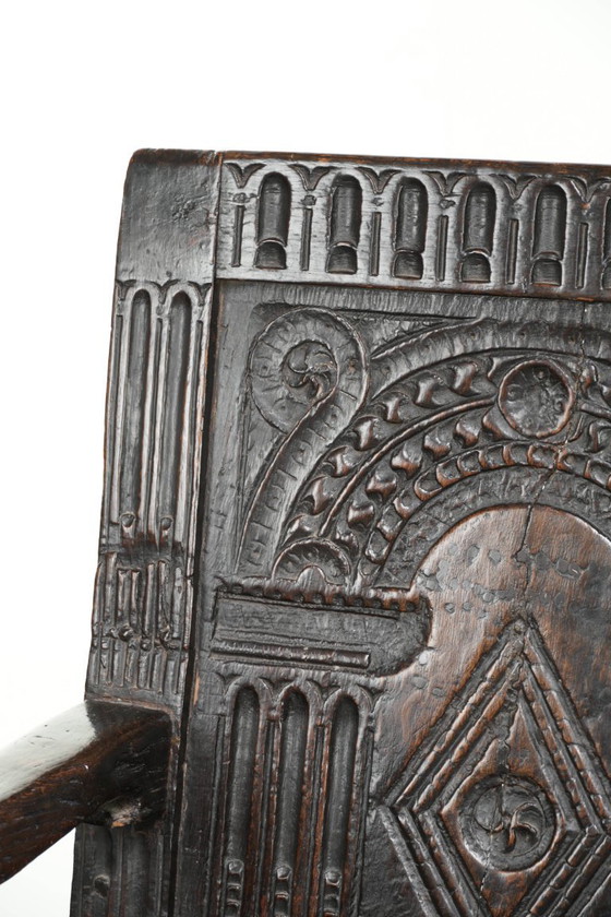 Image 1 of Chaise anglaise ancienne en chêne / Chaise à lambris du XVIIe siècle, ornée de magnifiques sculptures et détails en bois.