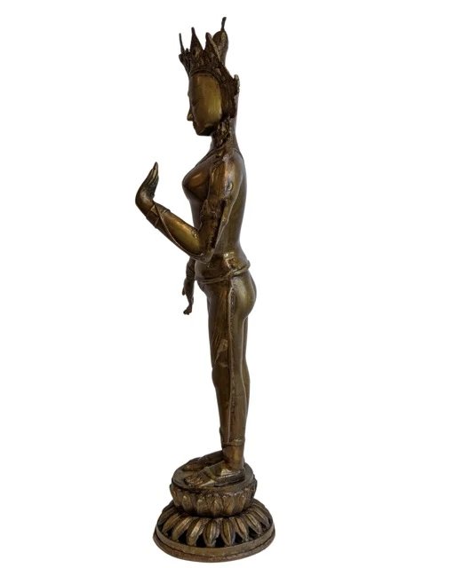 Tara nepalesa de pie en bronce dorado al fuego sobre base de loto, siglos XVIII-principios del XIX (photo 7 of 16)